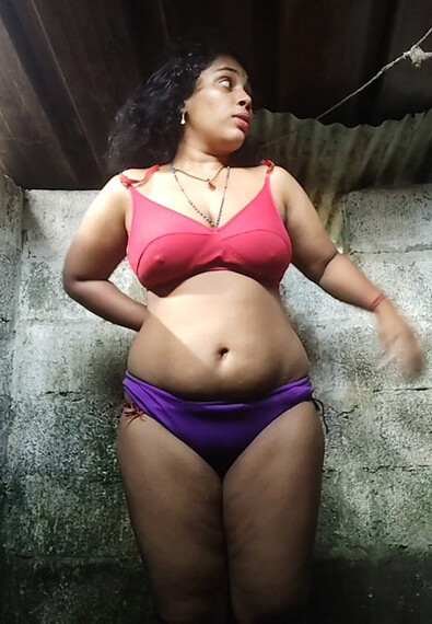 Tamil-milk-tanker-bbw-mallu-indian-naked-sexy-women-nude-bath.jpg